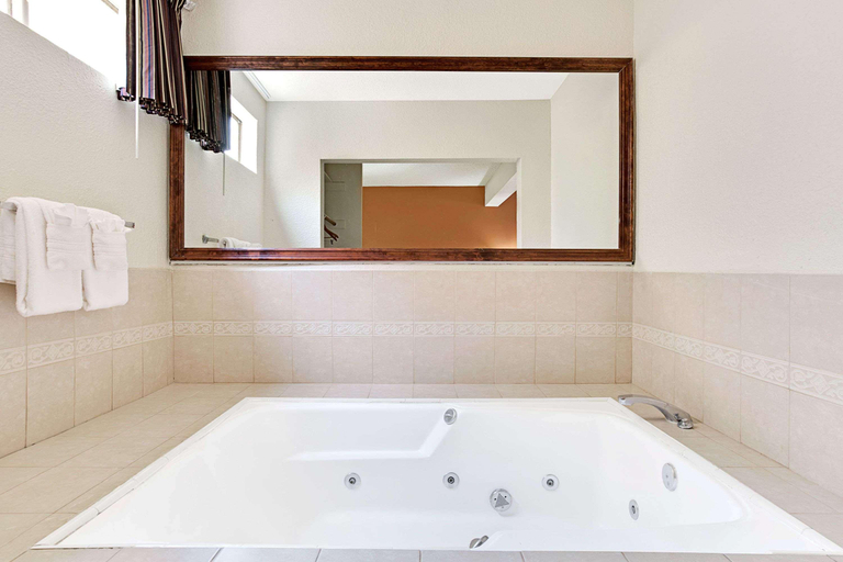 Bathroom 4, Torrance Inn & Suites, Los Angeles