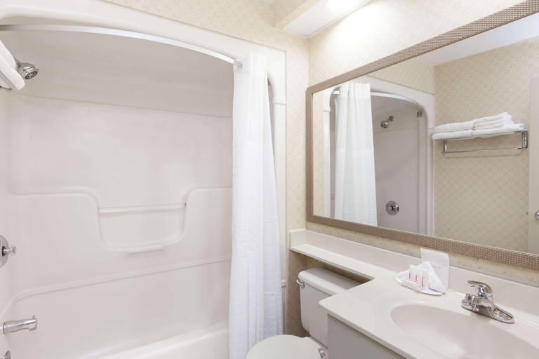 Bathroom 4, Days Inn by Wyndham Utica, Oneida