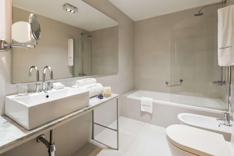Bathroom, Esplendor by Wyndham Montevideo Cervantes, Montevideo