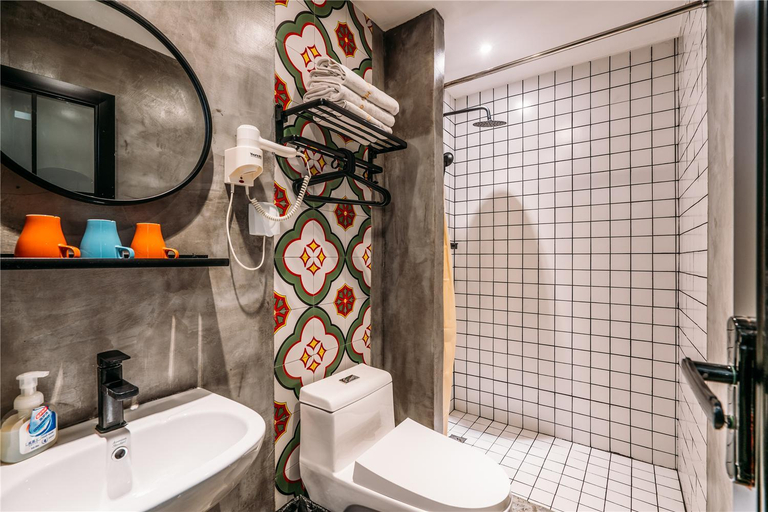 Bathroom 4, Chengdu Flipflop Hostel, Chengdu
