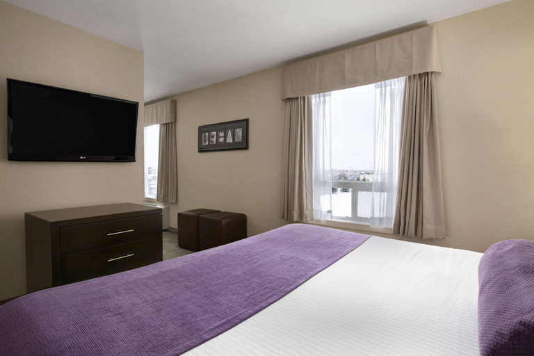 Bedroom 3, Days Inn by Wyndham Regina, Division No. 6