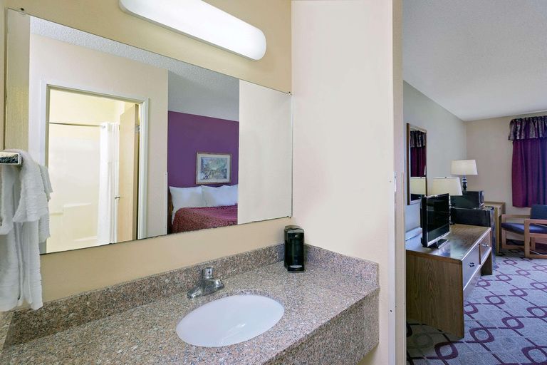 Bathroom 4, Days Inn By Wyndham North Sioux City, Union