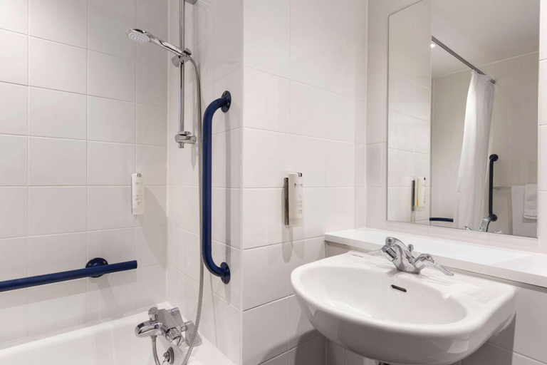 Bathroom 5, Ramada by Wyndham Milton Keynes, Milton Keynes