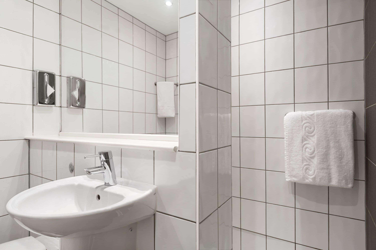 Bathroom 4, Ramada by Wyndham London Stansted Airport, Hertfordshire