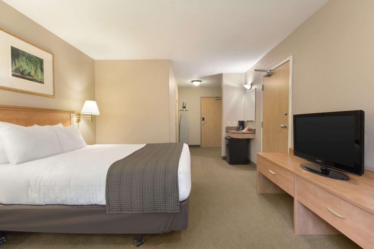 Bedroom 3, Days Inn & Suites by Wyndham Thunder Bay, Thunder Bay