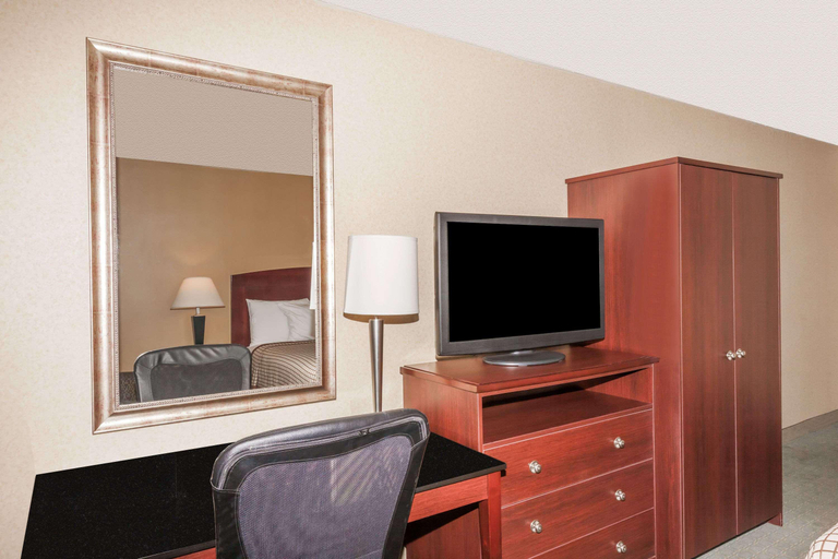 Bedroom 3, Days Inn by Wyndham Utica, Oneida