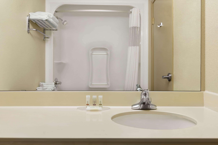 Bathroom 5, Days Inn & Suites by Wyndham Thompson, Division No. 22