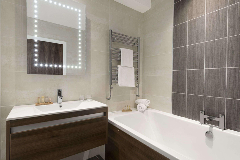 Bathroom, Ramada Resort by Wyndham Park Hall Wolverhampton, Wolverhampton