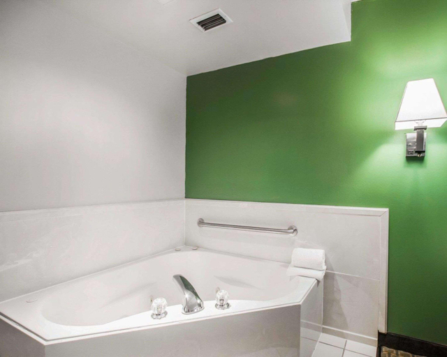 Bathroom 4, Quality Inn, Baldwin
