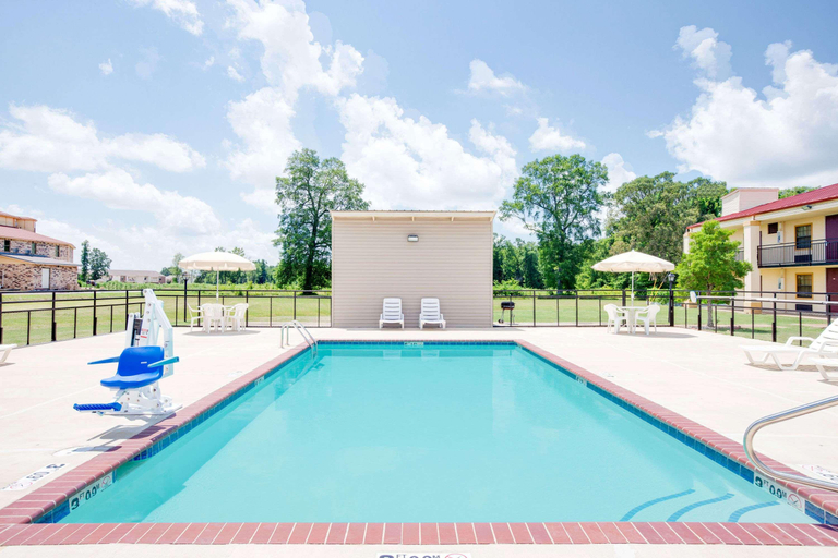 Sport & Beauty, Days Inn by Wyndham Searcy, White