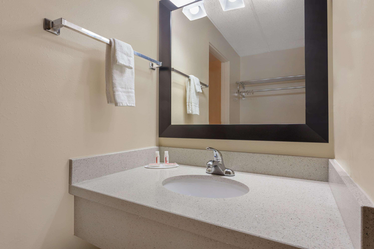 Bathroom 4, Days Inn by Wyndham Yakima, Yakima