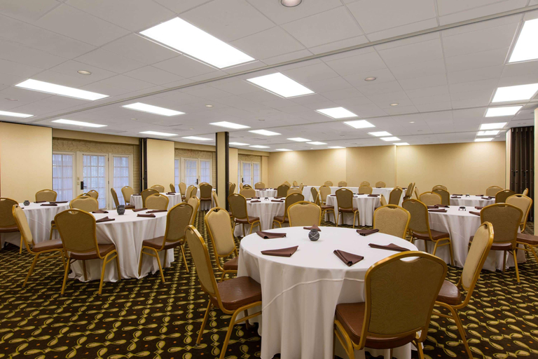 Food & Drinks 5, Aksarben Suites, A Trademark Collection Hotel, Douglas