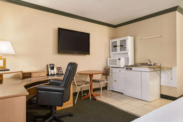 Bedroom, Coast Dawson Creek Hotel, Peace River