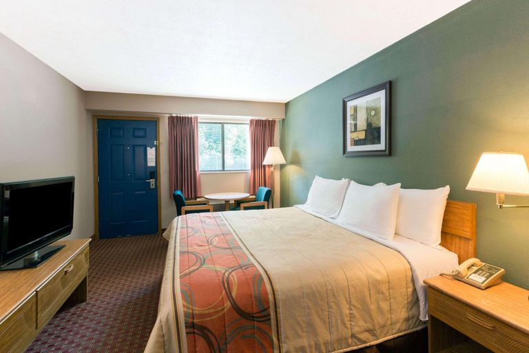 Bedroom 3, Days Inn by Wyndham Renfro Valley Mount Vernon, Rockcastle