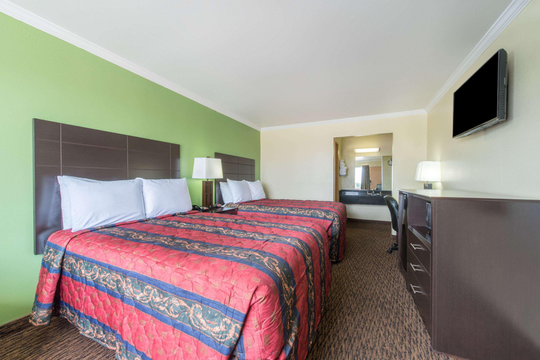 Bedroom 4, Days Inn by Wyndham Fort Worth West, Tarrant