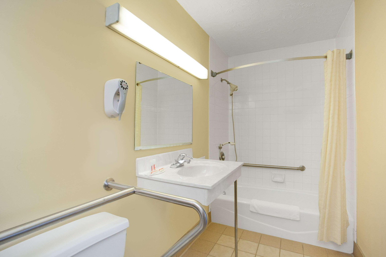 Bathroom 5, Red Roof Inn Perryville, Cecil