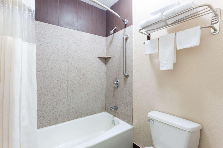 Bathroom 4, Baymont by Wyndham Port Arthur/Groves Area, Jefferson