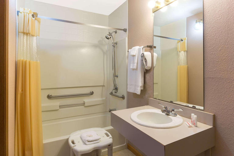 Bathroom 4, Days Inn by Wyndham Renfro Valley Mount Vernon, Rockcastle