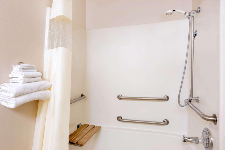 Bathroom 5, Days Inn & Suites by Wyndham Madison, Dane