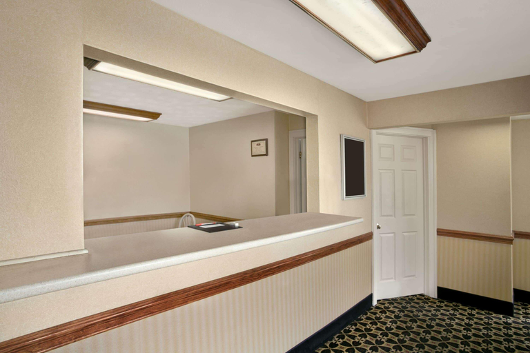 Bathroom 3, Sandusky Inn, Erie