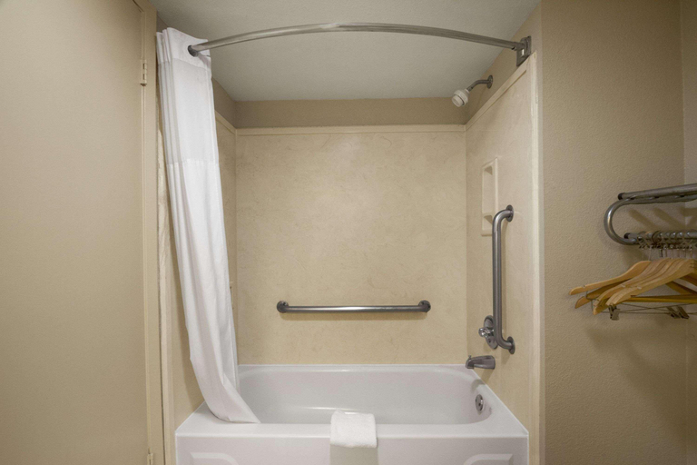 Bathroom 4, Days Inn by Wyndham Southaven MS, Desoto