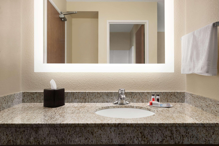 Bathroom 5, Baymont by Wyndham Mt. Pleasant, Isabella