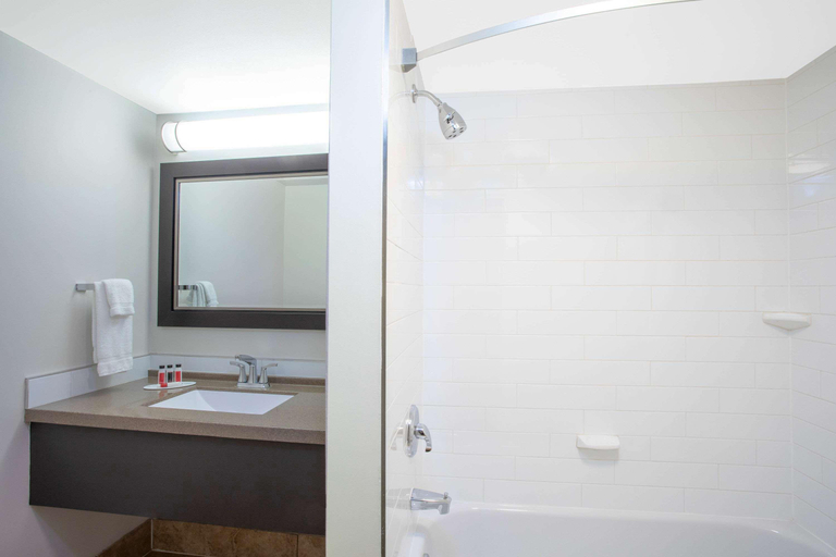 Bathroom 5, Quality Inn & Conference Centre Kingston Central, Frontenac