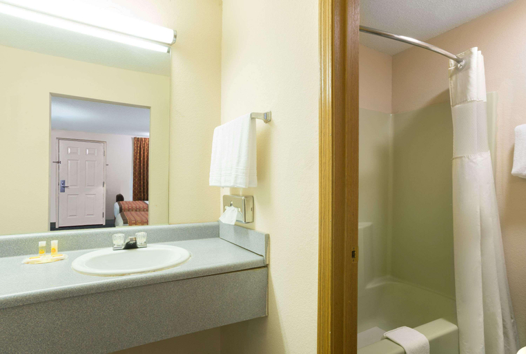 Bathroom 5, Days Inn by Wyndham Indianapolis East Post Road, Indianapolis