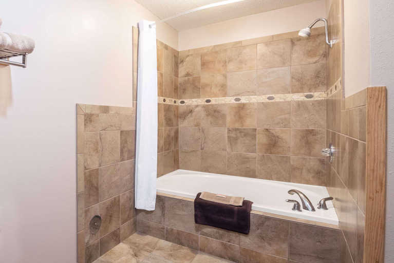 Bedroom 3, Days Inn by Wyndham Spearfish, Lawrence