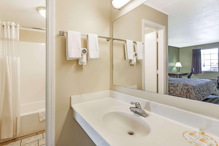 Bathroom 4, Days Inn by Wyndham Lenoir City, Loudon