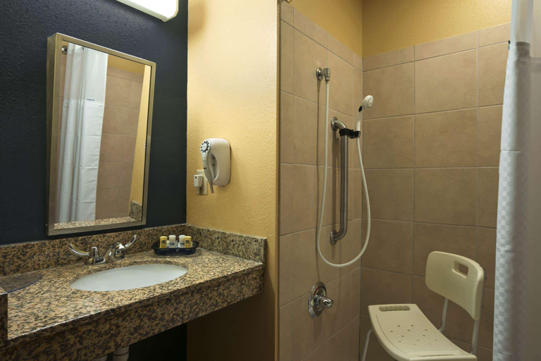 Bathroom 4, Quality Inn & Suites, Washington