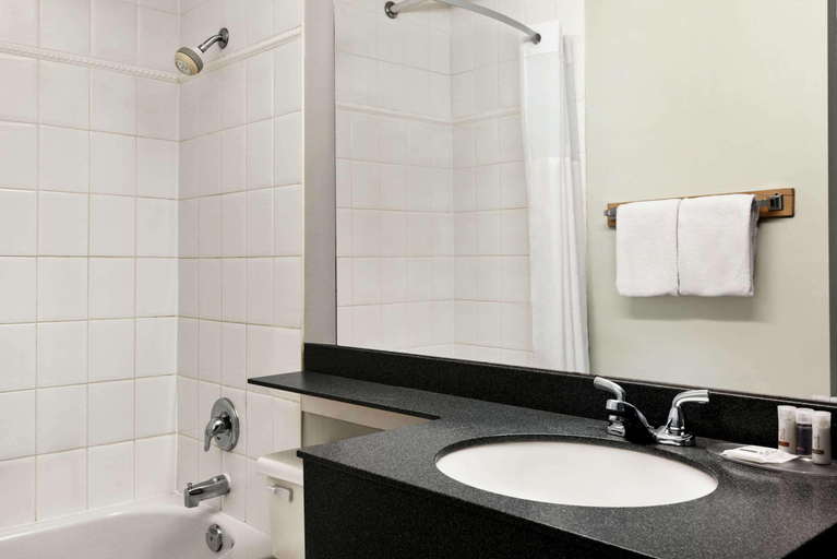 Bathroom 4, Days Inn by Wyndham Vancouver Downtown, Greater Vancouver