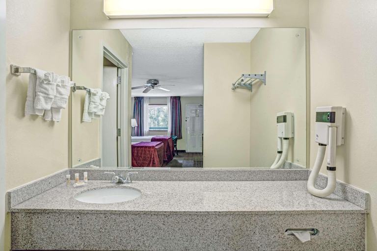 Bathroom 4, All-Movie Hotel, Fayette