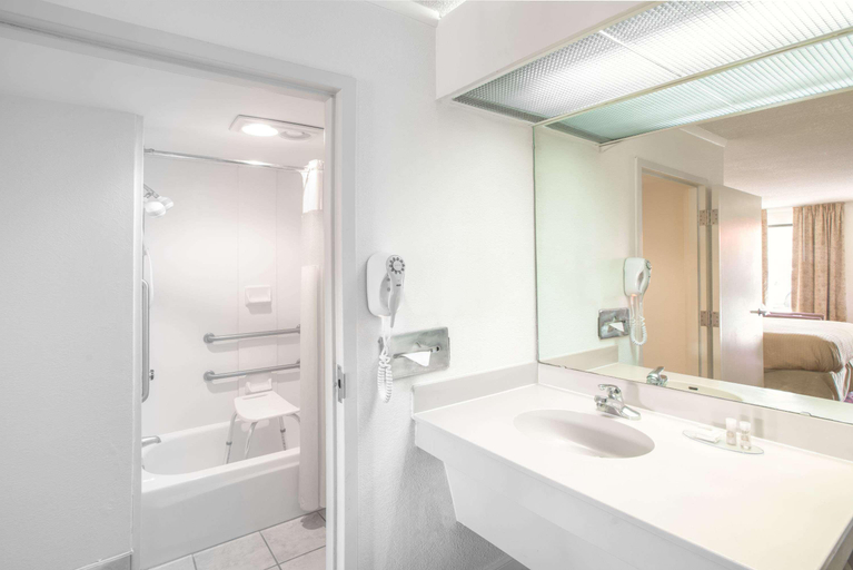 Bathroom 4, Days Inn by Wyndham Salem, Salem