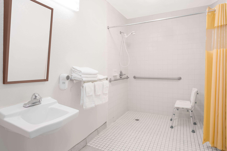 Bathroom 4, Red dot inn Milledgeville, Baldwin