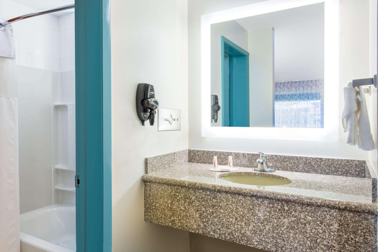 Bathroom 4, Howard Johnson by Wyndham Ocala FL, Marion