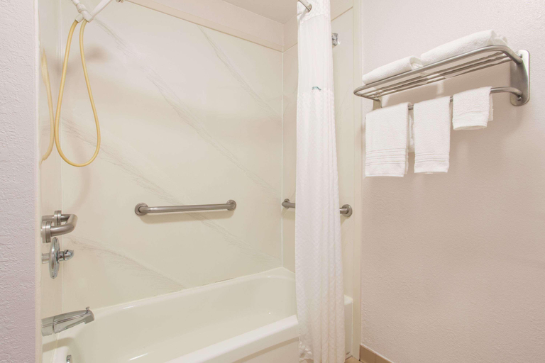 Bathroom 4, Days Inn & Suites by Wyndham Navarre Conf Center, Santa Rosa