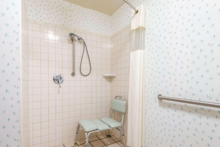 Bathroom 5, Baymont by Wyndham Topeka, Shawnee