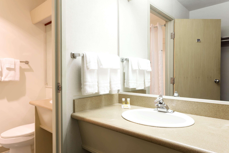 Bathroom 4, Days Inn by Wyndham Eugene Downtown/University, Lane