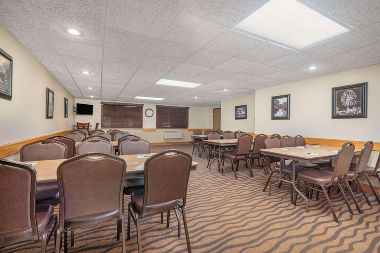 Food & Drinks 5, AmericInn by Wyndham Sauk Centre, Stearns