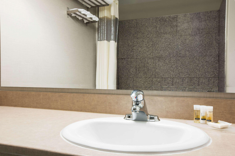 Bathroom 4, NORTHWINDS HOTEL REVELSTOKE, Columbia-Shuswap