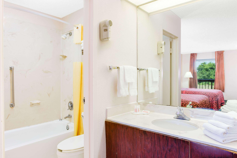 Bathroom 4, Days Inn by Wyndham Greenville MS, Washington