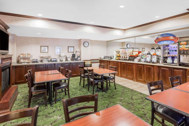 Food & Drinks, Spark By Hilton Walker Grand Rapids North, Kent