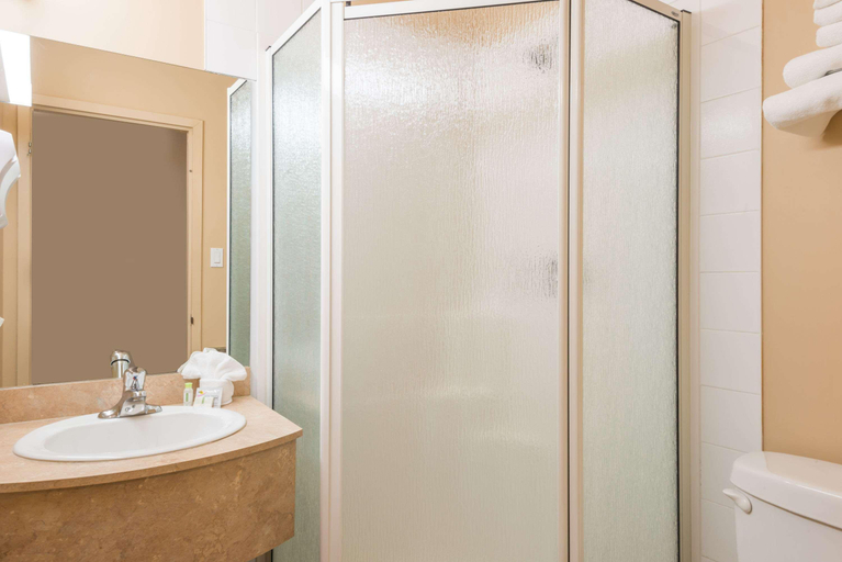 Bathroom 4, Super 8 by Wyndham Sainte Agathe Des Monts, Les Laurentides