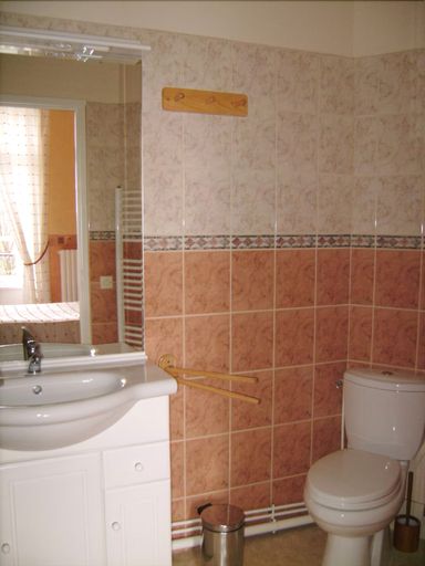 Bathroom 5, Le Tertre, Manche