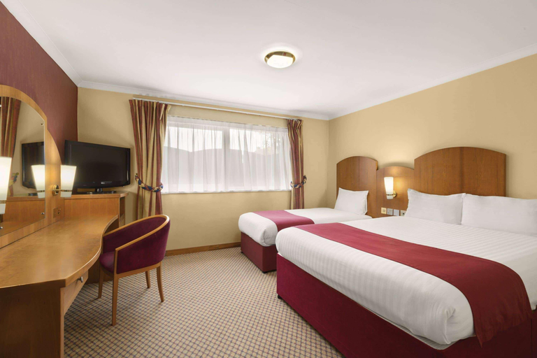 Bedroom 4, Savera Hotel, London