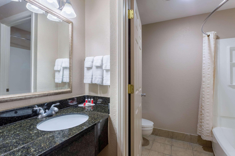 Bathroom 5, Baymont by Wyndham Elkhart, Elkhart