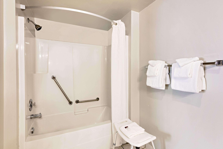 Bathroom 3, Super 8 by Wyndham Merritt, Thompson-Nicola