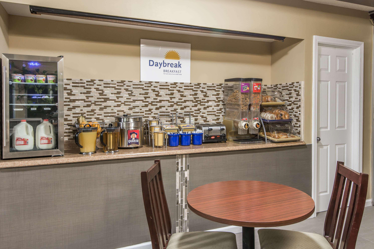 Food & Drinks 5, Days Inn by Wyndham Vernon, Tolland