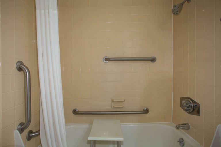 Bathroom 4, Baymont by Wyndham Jefferson City, Cole